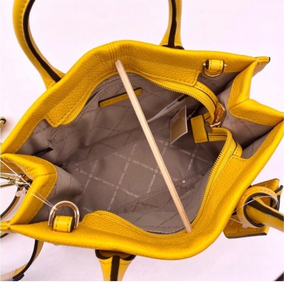 Michael Kors Mirella Small Shopper
Top Zip Tote Crossbody Jasmine
Yellow - Picture 3 of 11